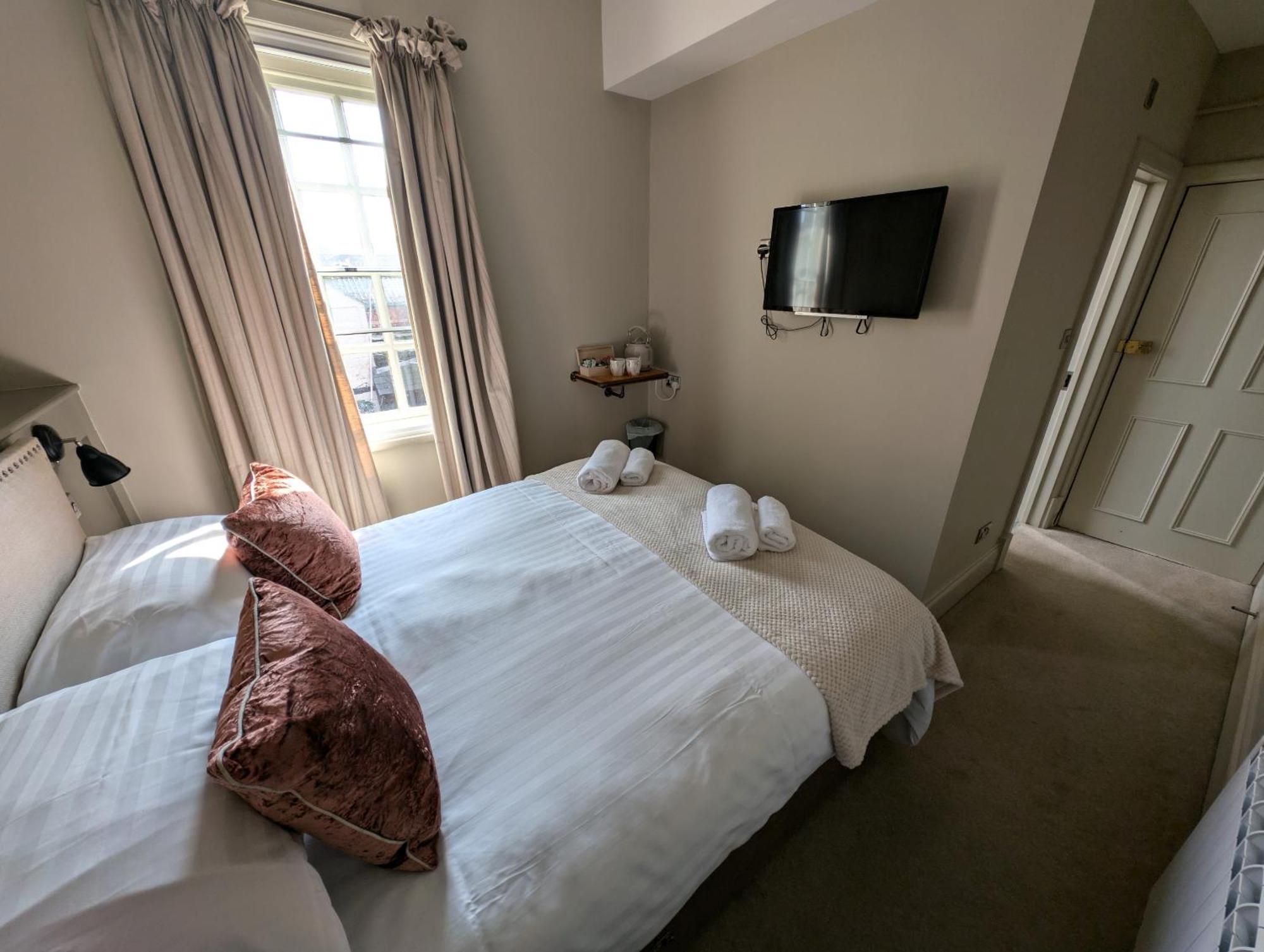The Bear Marlborough Hotel ภายนอก รูปภาพ