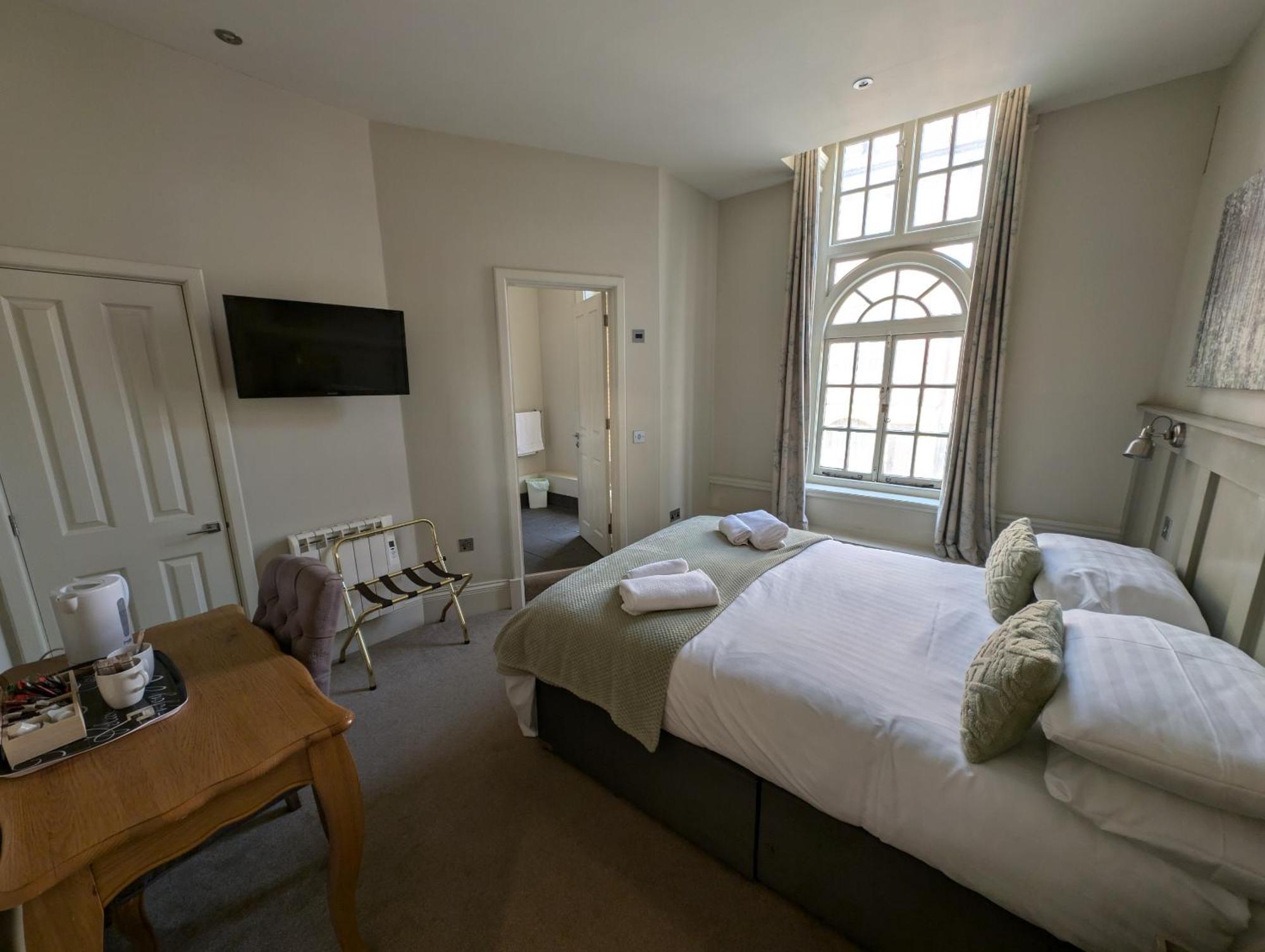 The Bear Marlborough Hotel ภายนอก รูปภาพ